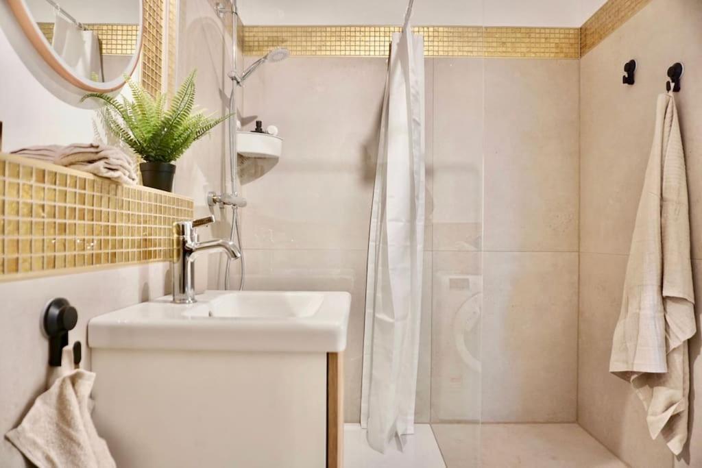 Neu Modernes Apartment In Top Lage, Free Parking Max 1,65M Hoehe Und 1,8M Breite 카를스루에 외부 사진